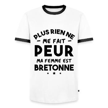 Humour cadeau Pas peur, ma femme est Bretonne - T-shirt contrasté Homme - blanc/noir - Devant - AI Model Female 172 light (172cm) & AI Model Male 178 dark (178cm)