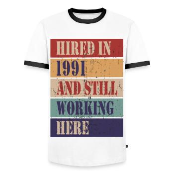 1991 eingestellt und immer noch hier tätig - Männer Kontrast-T-Shirt - Weiß/Schwarz - Vorne - AI Model Female 172 light (172cm) & AI Model Male 178 dark (178cm)