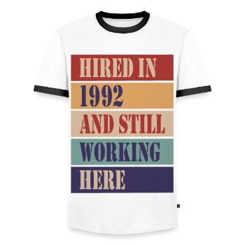 Abandonné en 1992 et toujours en activité ici - T-shirt contrasté Homme - blanc/noir - Devant - AI Model Female 172 light (172cm) & AI Model Male 178 dark (178cm)
