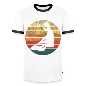 Sunset Decks - cadeau pour le DJ au coucher du soleil - T-shirt contrasté Homme - blanc/noir - Devant - AI Model Female 172 light (172cm) & AI Model Male 178 dark (178cm)