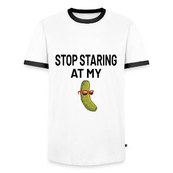 Männer Gurke Lustig Stop Staring At My Pickle - Männer Kontrast-T-Shirt - Weiß/Schwarz - Vorne - AI Model Female 172 light (172cm) & AI Model Male 178 dark (178cm)
