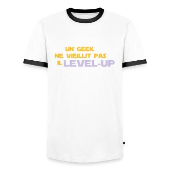 un_geek ne vieillit pas il Level up - T-shirt contrasté Homme - blanc/noir - Devant - AI Model Female 172 light (172cm) & AI Model Male 178 dark (178cm)