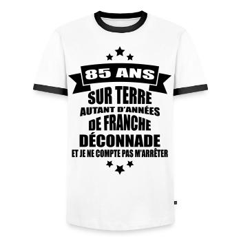 85 ans sur terre - T-shirt contrasté Homme - blanc/noir - Devant - AI Model Female 172 light (172cm) & AI Model Male 178 dark (178cm)