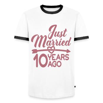 Gerade geheiratet vor 10 Jahren, 10. Hochzeitstag - Männer Kontrast-T-Shirt - Weiß/Schwarz - Vorne - AI Model Female 172 light (172cm) & AI Model Male 178 dark (178cm)