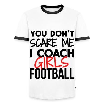 Du machst mir keine Angst, ich trainiere Mädchenfußball. - Männer Kontrast-T-Shirt - Weiß/Schwarz - Vorne - AI Model Female 172 light (172cm) & AI Model Male 178 dark (178cm)
