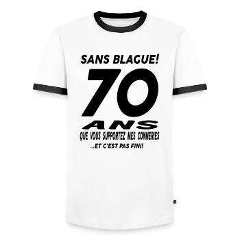 70 ans que vous supportez mes conneries - T-shirt contrasté Homme - blanc/noir - Devant - AI Model Female 172 light (172cm) & AI Model Male 178 dark (178cm)