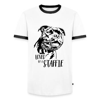 STAFFORDSHIRE BULL TERRIER aimé par un chien Staffie - T-shirt contrasté Homme - blanc/noir - Devant - AI Model Female 172 light (172cm) & AI Model Male 178 dark (178cm)