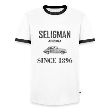 Seligman since 1896, Arizona, road 66 USA, Auto - Männer Kontrast-T-Shirt - Weiß/Schwarz - Vorne - AI Model Female 172 light (172cm) & AI Model Male 178 dark (178cm)