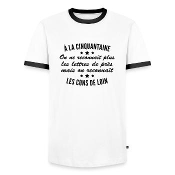 à la Cinquantaine on ne reconnaît les Cons de loin - T-shirt contrasté Homme - blanc/noir - Devant - AI Model Female 172 light (172cm) & AI Model Male 178 dark (178cm)