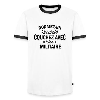 dormez en sécurité couchez avec une militaire - T-shirt contrasté Homme - blanc/noir - Devant - AI Model Female 172 light (172cm) & AI Model Male 178 dark (178cm)