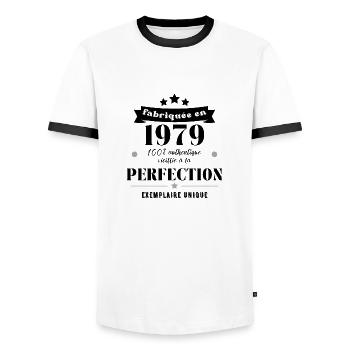fabriquée en 1979 - T-shirt contrasté Homme - blanc/noir - Devant - AI Model Female 172 light (172cm) & AI Model Male 178 dark (178cm)