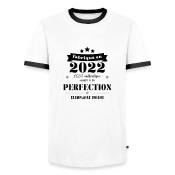 fabriqué en 2022 - T-shirt contrasté Homme - blanc/noir - Devant - AI Model Female 172 light (172cm) & AI Model Male 178 dark (178cm)