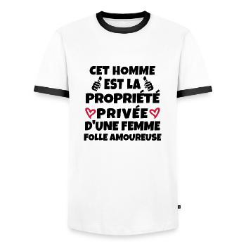 cet homme est pris par une femme folle amoureuse - T-shirt contrasté Homme - blanc/noir - Devant - AI Model Female 172 light (172cm) & AI Model Male 178 dark (178cm)