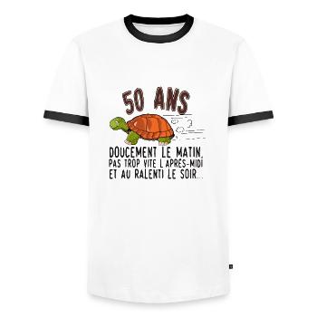 50 ans tortue anniversaire doucement vite ralenti - T-shirt contrasté Homme - blanc/noir - Devant - AI Model Female 172 light (172cm) & AI Model Male 178 dark (178cm)