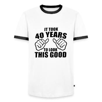 es hat 40 Jahre gedauert, bis es so gut aussah - Männer Kontrast-T-Shirt - Weiß/Schwarz - Vorne - AI Model Female 172 light (172cm) & AI Model Male 178 dark (178cm)
