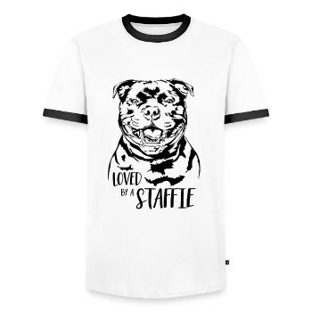 STAFFORDSHIRE BULL TERRIER aimé par un chien Staffie - T-shirt contrasté Homme - blanc/noir - Devant - AI Model Female 172 light (172cm) & AI Model Male 178 dark (178cm)
