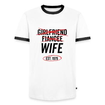 Petite amie Fiancée Femme Est 1979 - T-shirt contrasté Homme - blanc/noir - Devant - AI Model Female 172 light (172cm) & AI Model Male 178 dark (178cm)