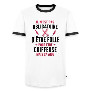 Folle et Coiffeuse / Humour Coiffeuse - T-shirt contrasté Homme - blanc/noir - Devant - AI Model Female 172 light (172cm) & AI Model Male 178 dark (178cm)