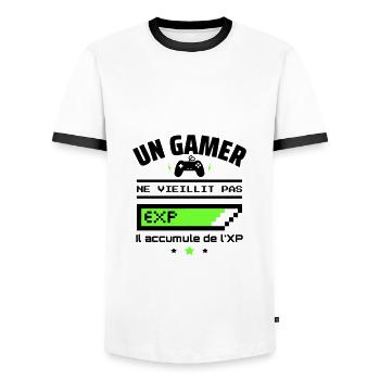 un gamer ne vieillit pas,idée cadeau anniversaire - T-shirt contrasté Homme - blanc/noir - Devant - AI Model Female 172 light (172cm) & AI Model Male 178 dark (178cm)