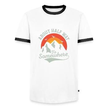 About Half Way To Somewhere Hiking Hiker - Männer Kontrast-T-Shirt - Weiß/Schwarz - Vorne - AI Model Female 172 light (172cm) & AI Model Male 178 dark (178cm)