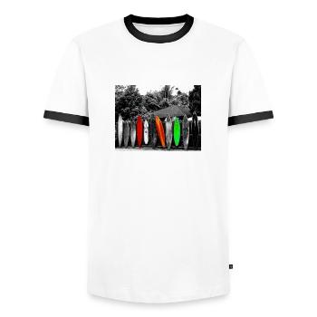 "Surf Boards" - Männer Kontrast-T-Shirt - Weiß/Schwarz - Vorne - AI Model Female 172 light (172cm) & AI Model Male 178 dark (178cm)