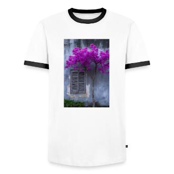 Lebendige Blüte vor rustikaler Wand - Männer Kontrast-T-Shirt - Weiß/Schwarz - Vorne - AI Model Female 172 light (172cm) & AI Model Male 178 dark (178cm)
