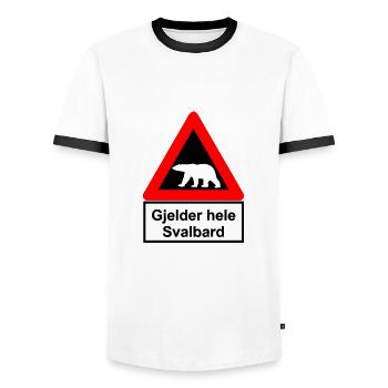 Svalbard - Polar Bear - Spitsbergen Road Sign - Männer Kontrast-T-Shirt - Weiß/Schwarz - Vorne - AI Model Female 172 light (172cm) & AI Model Male 178 dark (178cm)
