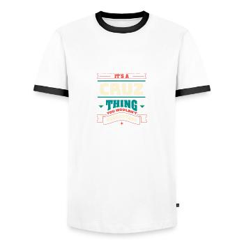 C’est une chose cruz, le nom de famille de la famille. - T-shirt contrasté Homme - blanc/noir - Devant - AI Model Female 172 light (172cm) & AI Model Male 178 dark (178cm)