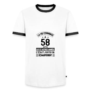 La vie commence à 58 ans - T-shirt contrasté Homme - blanc/noir - Devant - AI Model Female 172 light (172cm) & AI Model Male 178 dark (178cm)