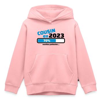 annonce cousin en 2023 veuillez patienter - Sweat Premium à capuche enfant bio - rose - Devant - AI Model Kid Female (0cm)