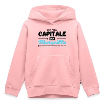 C'est pas la capitale c'est Marseille - Sweat Premium à capuche enfant bio - rose - Devant - AI Model Kid Female (0cm)