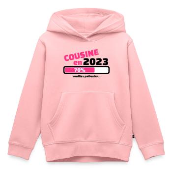 annonce cousine en 2023 veuillez patienter - Sweat Premium à capuche enfant bio - rose - Devant - AI Model Kid Female (0cm)