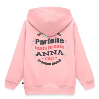 ANNA PARFAITE - PRENOM ANNA - Sweat Premium à capuche enfant bio - rose - Dos - AI Model Kid Female (0cm)