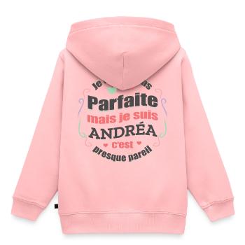 ANDRÉA PARFAITE - PRENOM ANDRÉA - Sweat Premium à capuche enfant bio - rose - Dos - AI Model Kid Female (0cm)