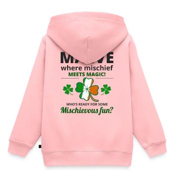Nom de fille irlandaise drôle : Maeve Mischief rencontre la magie - Sweat Premium à capuche enfant bio - rose - Dos - AI Model Kid Female (0cm)