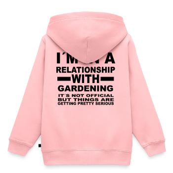 relation avec le jardinage - Sweat Premium à capuche enfant bio - rose - Dos - AI Model Kid Female (0cm)