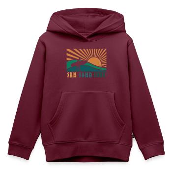 SUN SAND SURF 2 - Kinder Premium Organic Hoodie - Burgunderrot - Vorne - AI Model Kid Female (0cm)