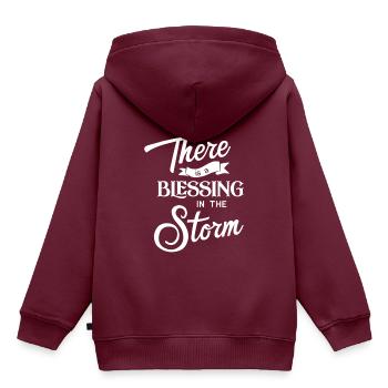 Christliches Design Es gibt einen Segen im Sturm - Kinder Premium Organic Hoodie - Burgunderrot - Hinten - AI Model Kid Female (0cm)