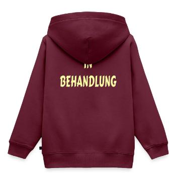 Spruch - In Behandlung - Kinder Premium Organic Hoodie - Burgunderrot - Hinten - AI Model Kid Female (0cm)