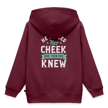 Er küsste ihre Wange und dann wusste sie Bescheid - Kinder Premium Organic Hoodie - Burgunderrot - Hinten - AI Model Kid Female (0cm)