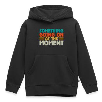 Quelque chose se passe en ce moment - Sweat Premium à capuche enfant bio - noir - Devant - AI Model Kid Male (0cm)
