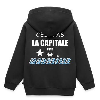 C'est Pas La Capitale C'est Marseille - Sweat Premium à capuche enfant bio - noir - Dos - AI Model Kid Male (0cm)