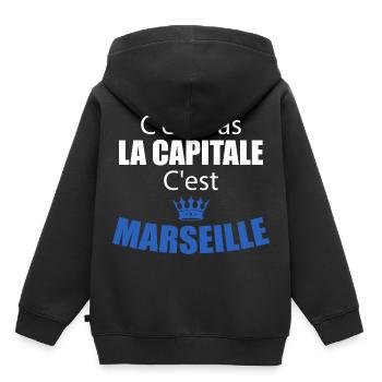 C'est Pas La Capitale C'est Marseille - Sweat Premium à capuche enfant bio - noir - Dos - AI Model Kid Male (0cm)