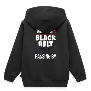 Avertissement : La ceinture noire passe la ceinture noire - Sweat Premium à capuche enfant bio - noir - Dos - AI Model Kid Male (0cm)