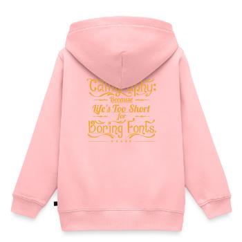 Fordi livet er for kort til kedelige skrifttyper. - Premium børne hættetrøje økologisk - rosa - Bagpå - AI Model Kid Female (0cm)