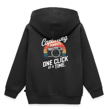Halten Sie Momente fest, einen Klick nach dem anderen. - Kinder Premium Organic Hoodie - Schwarz - Hinten - AI Model Kid Male (0cm)