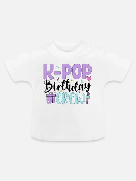 K Pop Birthday Crew - Baby Bio-T-Shirt mit Rundhals - Weiß