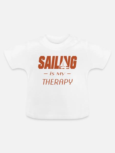 sailing is my therapy - Baby Bio-T-Shirt mit Rundhals - Weiß