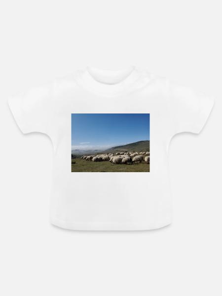 Schafe, Schafherde, Berge, Wiesen - Baby Bio-T-Shirt mit Rundhals - Weiß