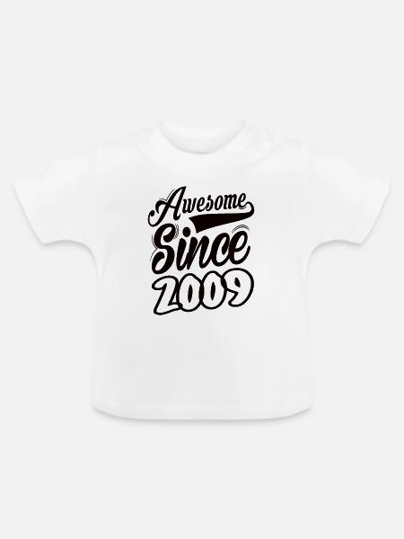 Awesome Since 2009 - Baby Bio-T-Shirt mit Rundhals - Weiß